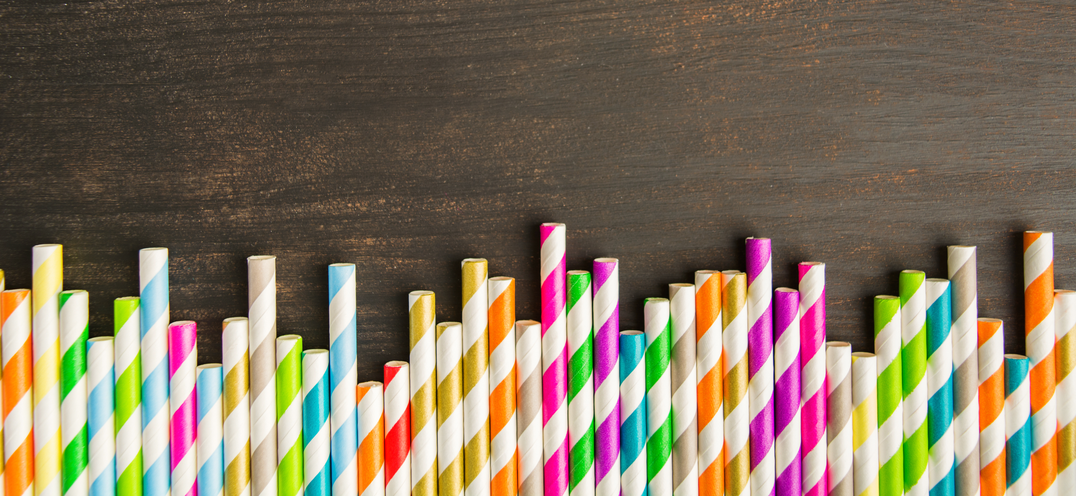 Gli adesivi Henkel incollano le cannucce di carta rendendole funzionalmente valide quanto quelle di plastica
