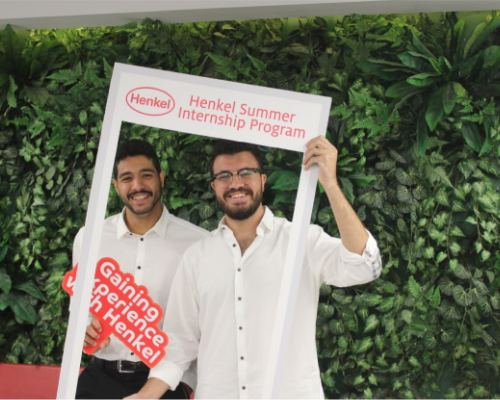 Due dipendenti Henkel si divertono a un evento