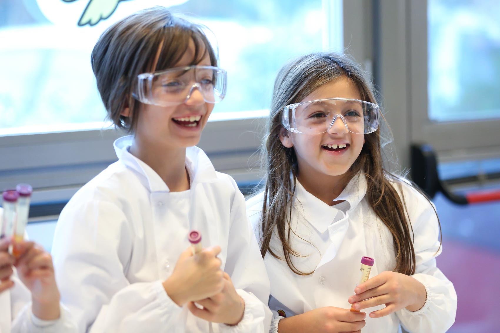 Bambine sorridenti dopo esperimento Ricercamondo