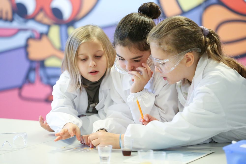 I bambini apprendono scienza, matematica, tecnologia nel laboratorio Ricercamondo a Milano
