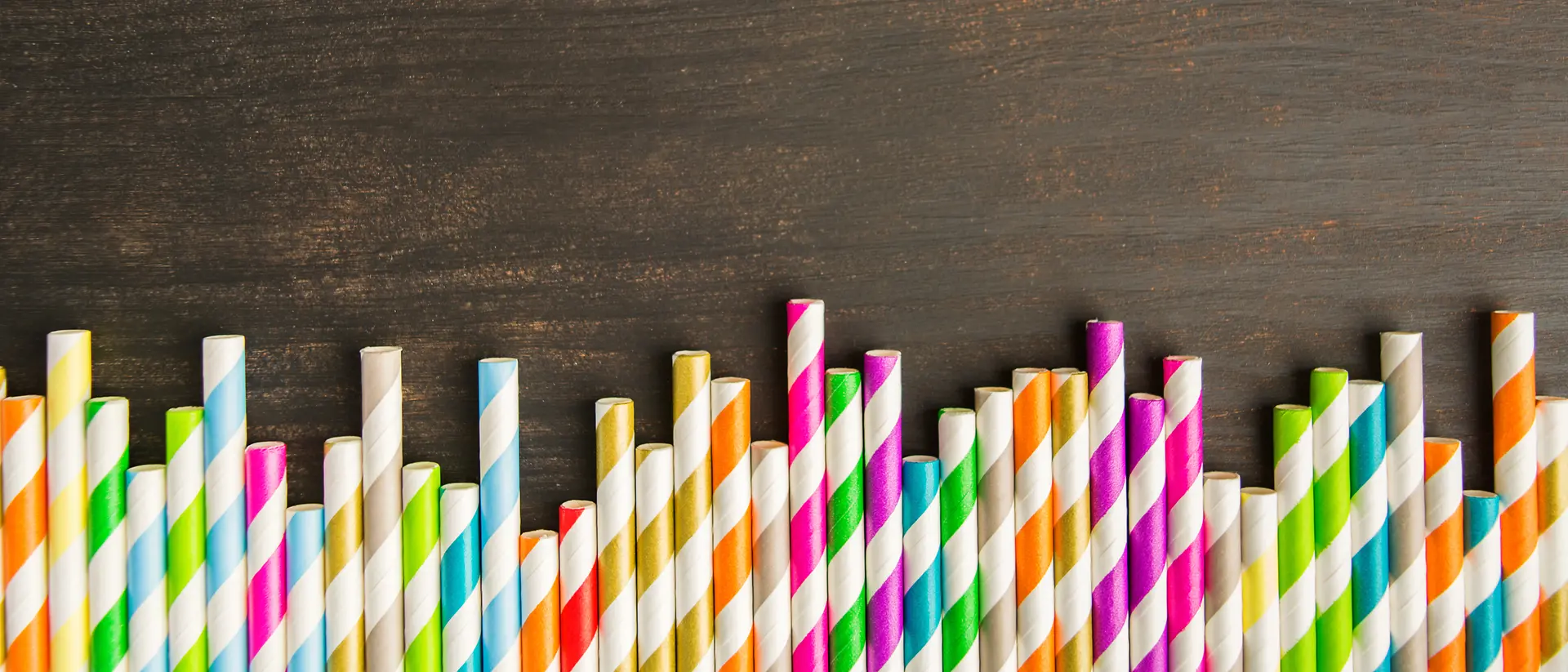 Gli adesivi Henkel incollano le cannucce di carta rendendole funzionalmente valide quanto quelle di plastica