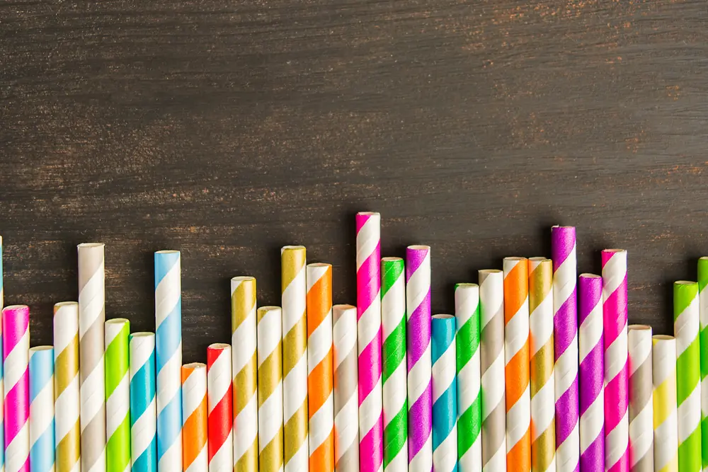 Gli adesivi Henkel incollano le cannucce di carta rendendole funzionalmente valide quanto quelle di plastica
