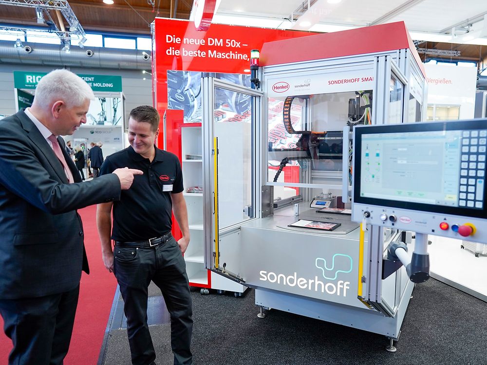 NRW State Secretary Christoph Dammermann was interested in the possibilities of the dosing technology of the SMART-M dispensing cell with the new DM 502 dosing machine