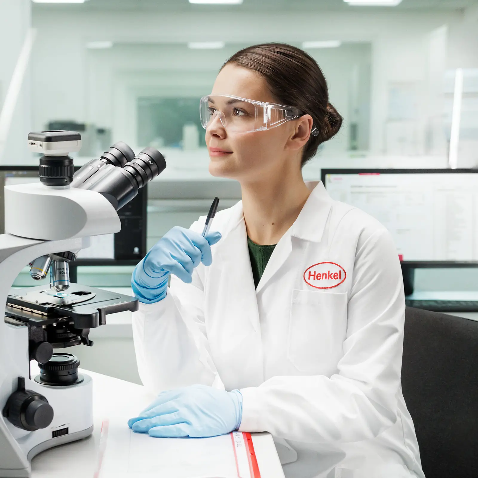 Donna in un laboratorio