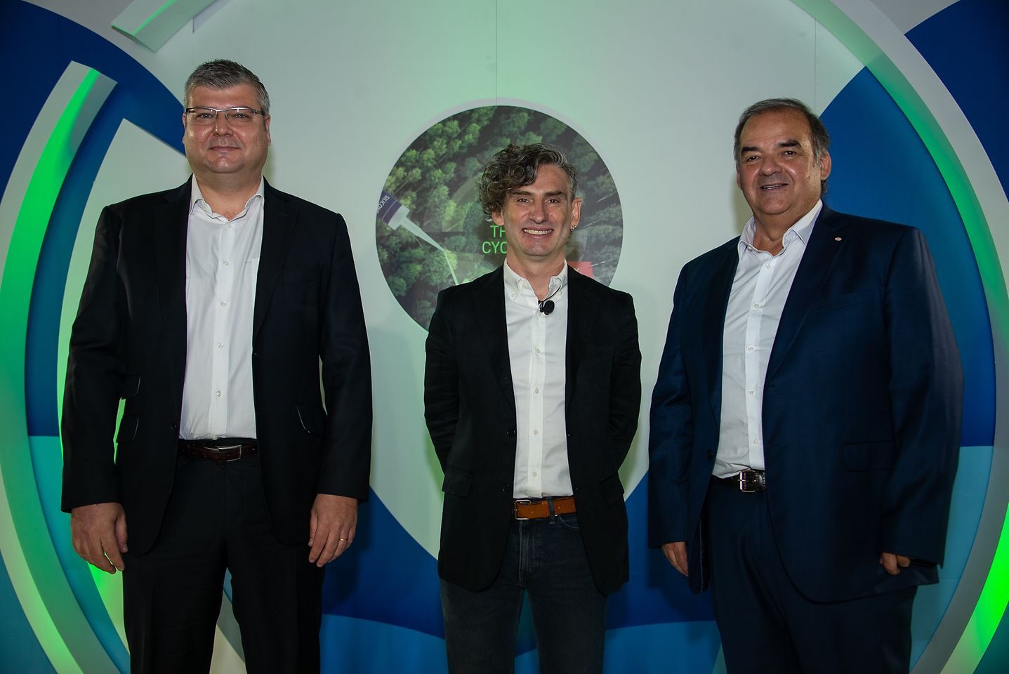 From left to right: Albert Lipperheide, General Manager for Consumer Adhesives at Henkel in Chile, Andres Mitnik, Fundación Chile, and Roberto Pavez, Regional Development Manager for Latin America at Henkel Adhesive Technologies, underlined the combination of environmental and social benefits of CRDC´s solution. 