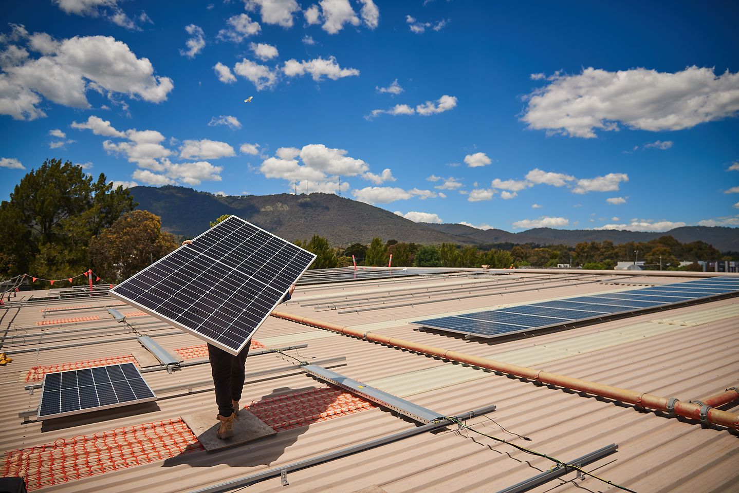 Adhesive Technologies production sites in Henkel Australia have installed solar panels to produce renewable electricity onsite. 