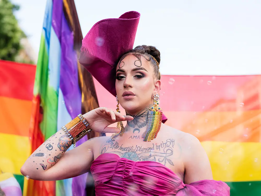 Elecktra Bionic indossa un abito colorato al Pride Milano