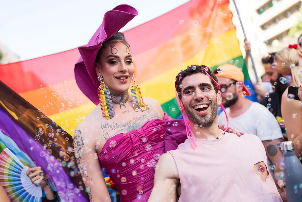 Elecktra Bionic con abito arcobaleno