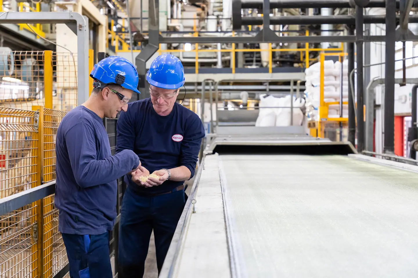 Giovani ingegneri negli stabilimenti Henkel