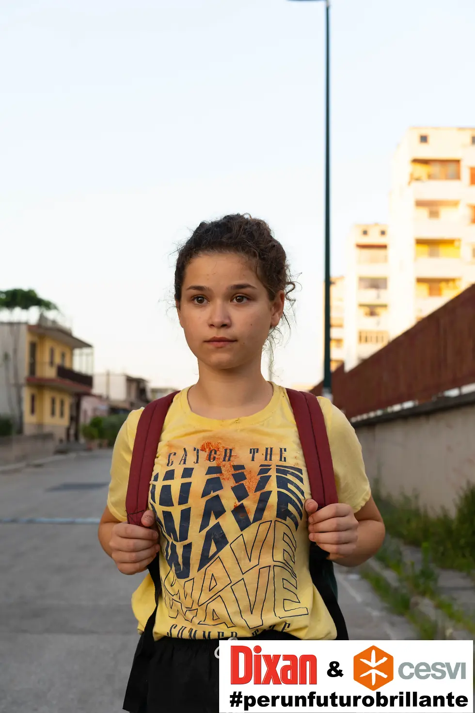 ragazza-cammina-per-strada