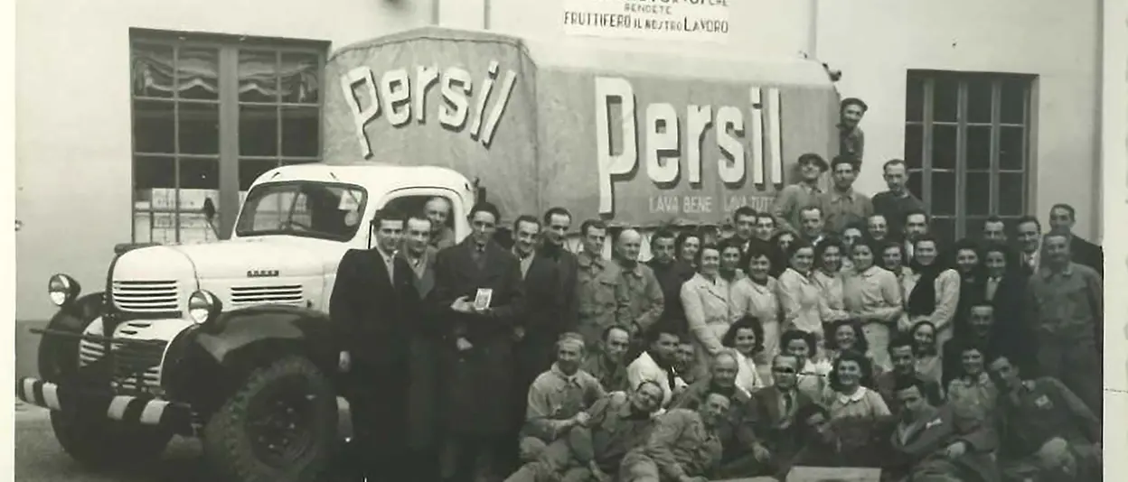 operai Henkel con camion Persil