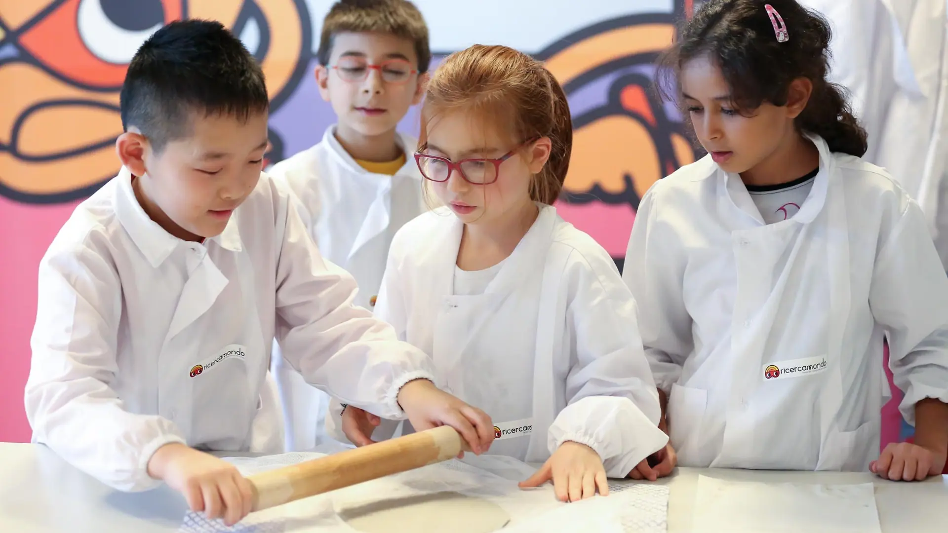Bambine sorridenti dopo esperimento Ricercamondo