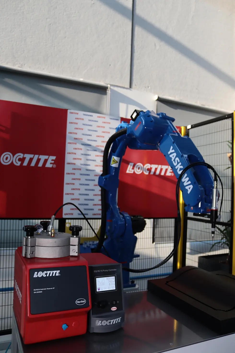 Sistemi di dosaggio LOCTITE e robot Yaskawa per l'incollaggio industriale più rapido, efficiente e preciso