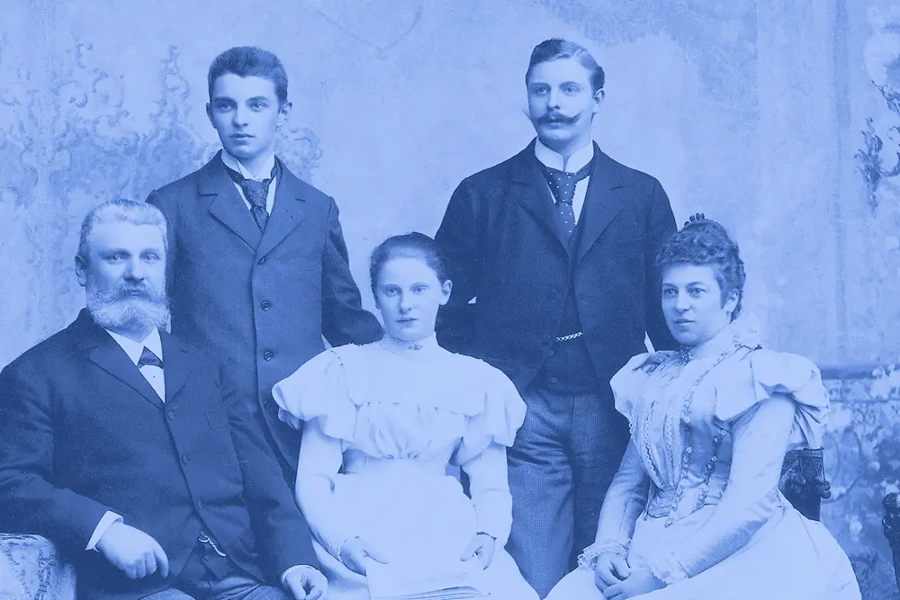 Collage di prodotti Henkel vintage, flaconi di detersivo, lavoratori di laboratorio e pubblicità storiche nei toni del blu. 