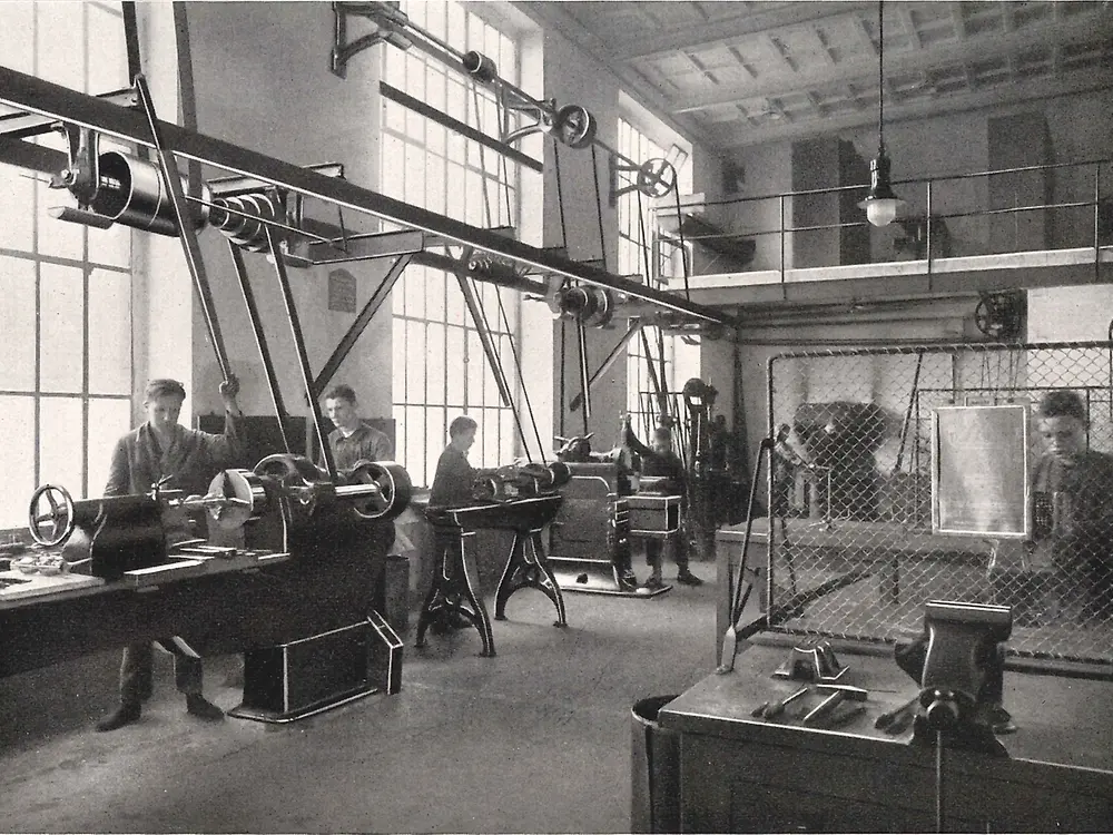 Apprendisti al lavoro sulle macchine nell'officina metallurgica.