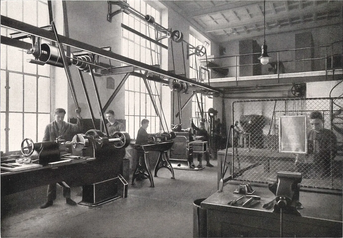 Apprendisti al lavoro sulle macchine nell'officina metallurgica.