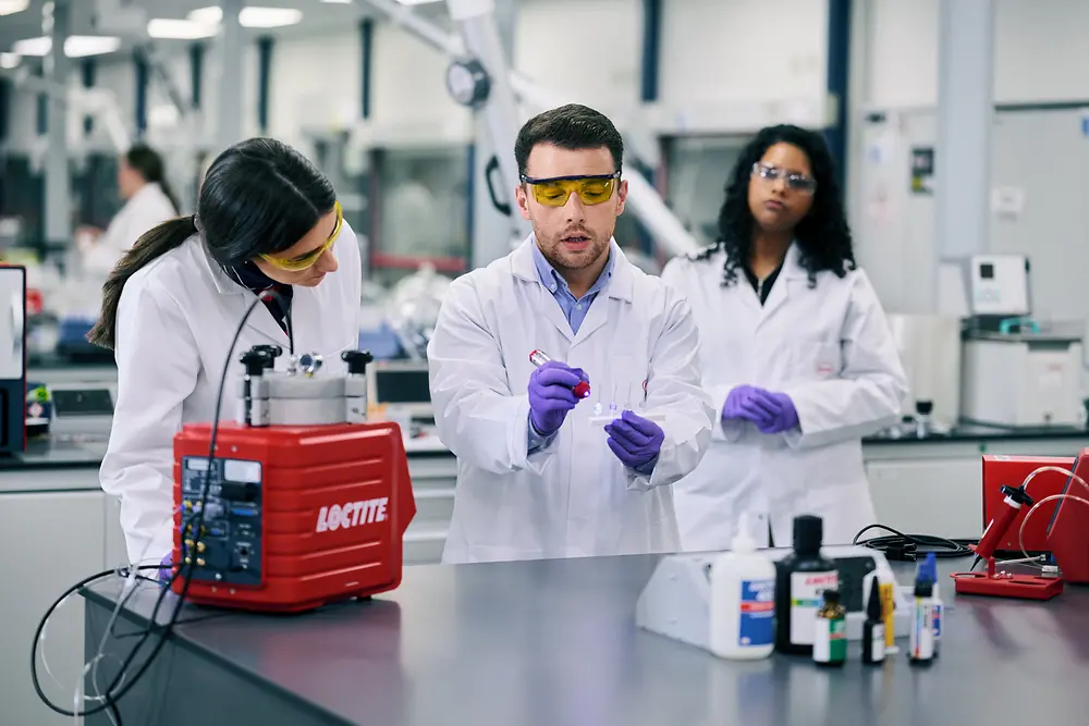 LOCTITE apparecchiature di dosaggio e sistemi di polimerizzazione LED per settore medicale