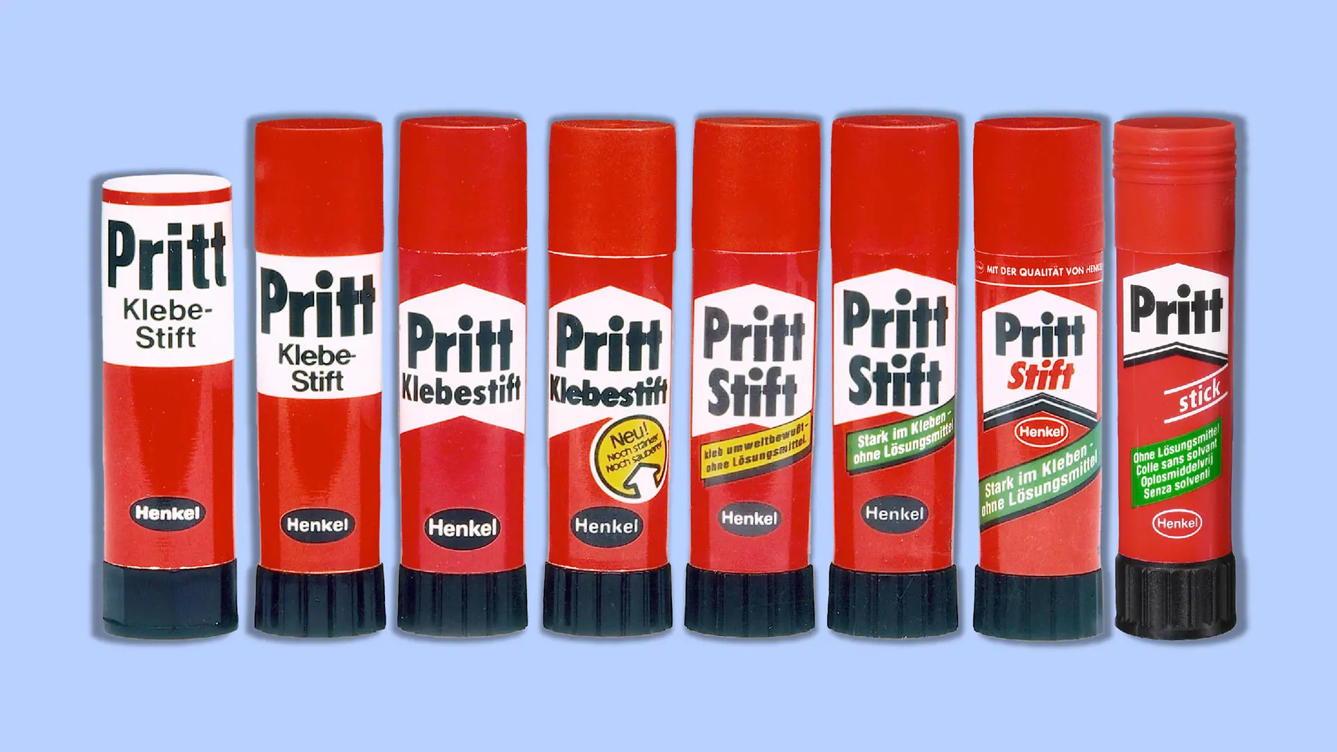 L'evoluzione del packaging della colla stick Pritt. In totale sono visibili otto diverse versioni risalenti agli anni dal 1969 al 2000. Tutte le colle stick hanno la nota colorazione rossa e il marchio Pritt in lettere nere su sfondo bianco. Mentre sulle prime colle stick Pritt era ancora presente la barra bianca, questa si è trasformata progressivamente in una freccia che punta verso l'alto. Si nota anche che il nome del prodotto con il marchio è stato abbreviato nel tempo da "Klebestift" a "Stift" e poi cambiato in "Stick".