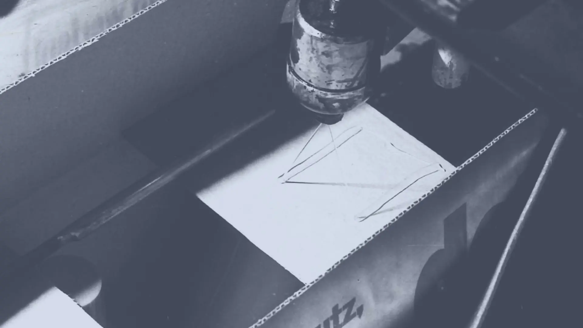 Sigillatura di una scatola di cartone tramite l'applicazione a spruzzo dell'adesivo hot melt Technomelt.