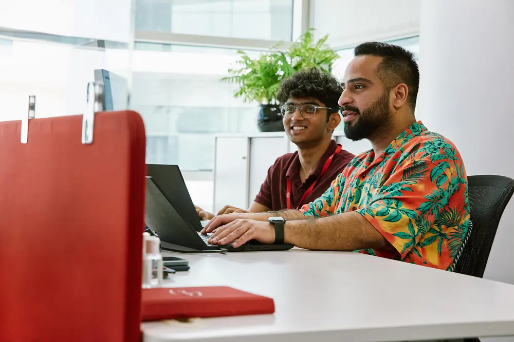 Specialisti e specialiste del digitale collaborano alla creazione di soluzioni orientate al futuro in un hub tecnologico Henkel.