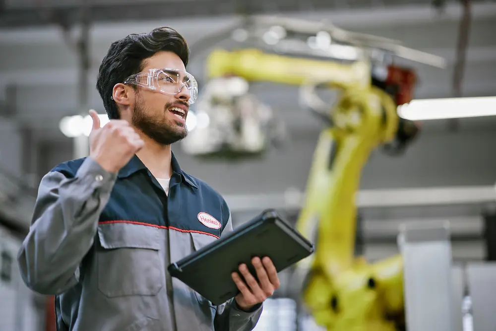 Tecnico che supervisiona i macchinari automatizzati e controlla gli standard qualitativi.