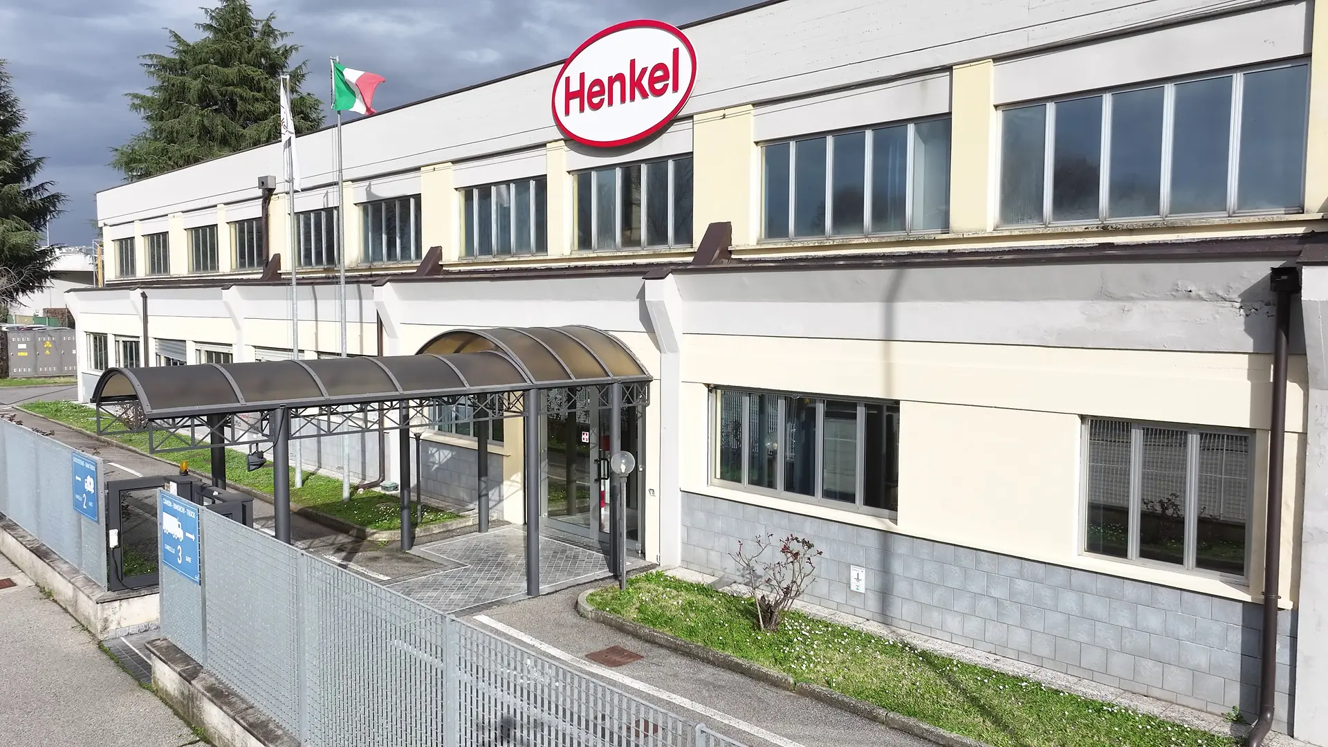 La facciata dello stabilimento di Zingonia