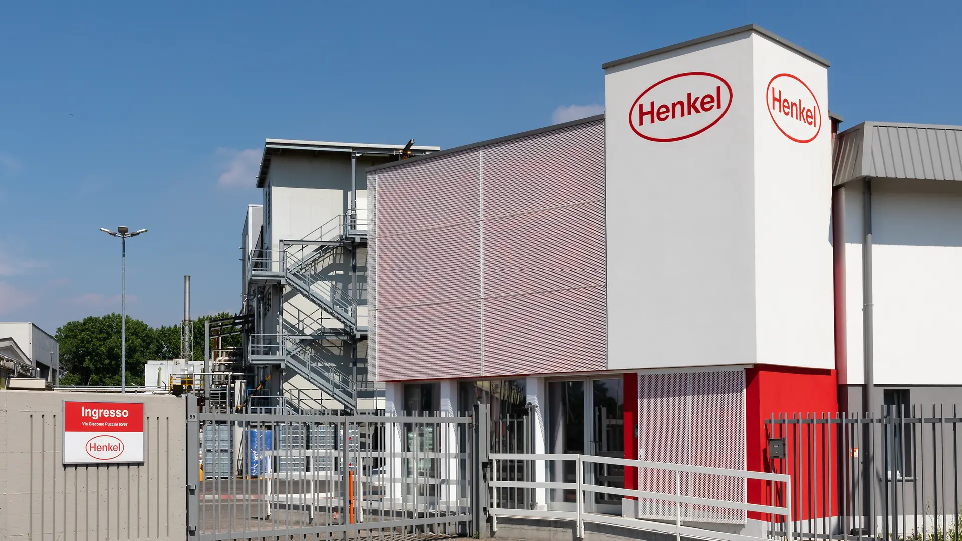 L'ingresso dello stabilimento di Casarile