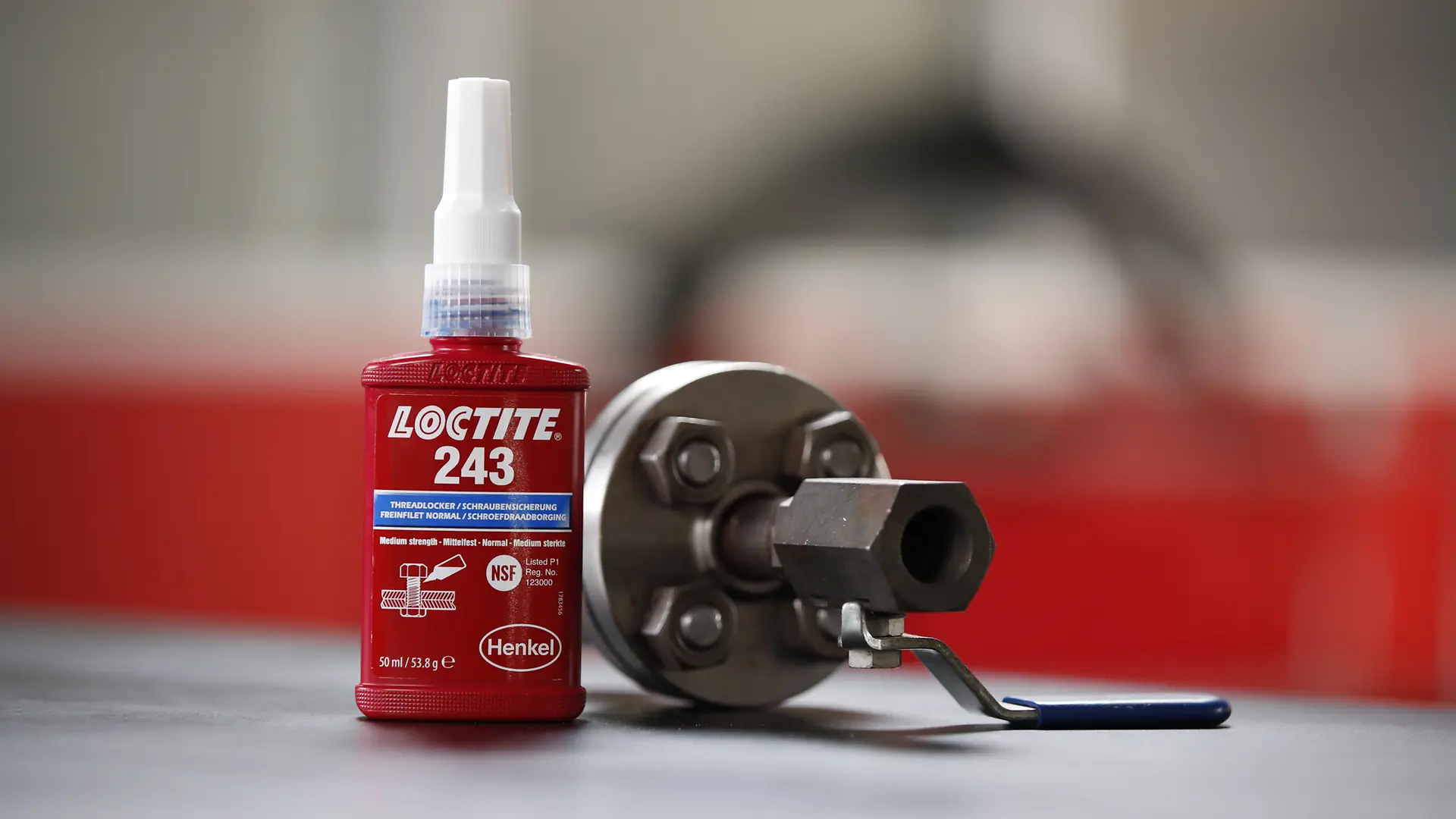 Un flacone di Loctite 243