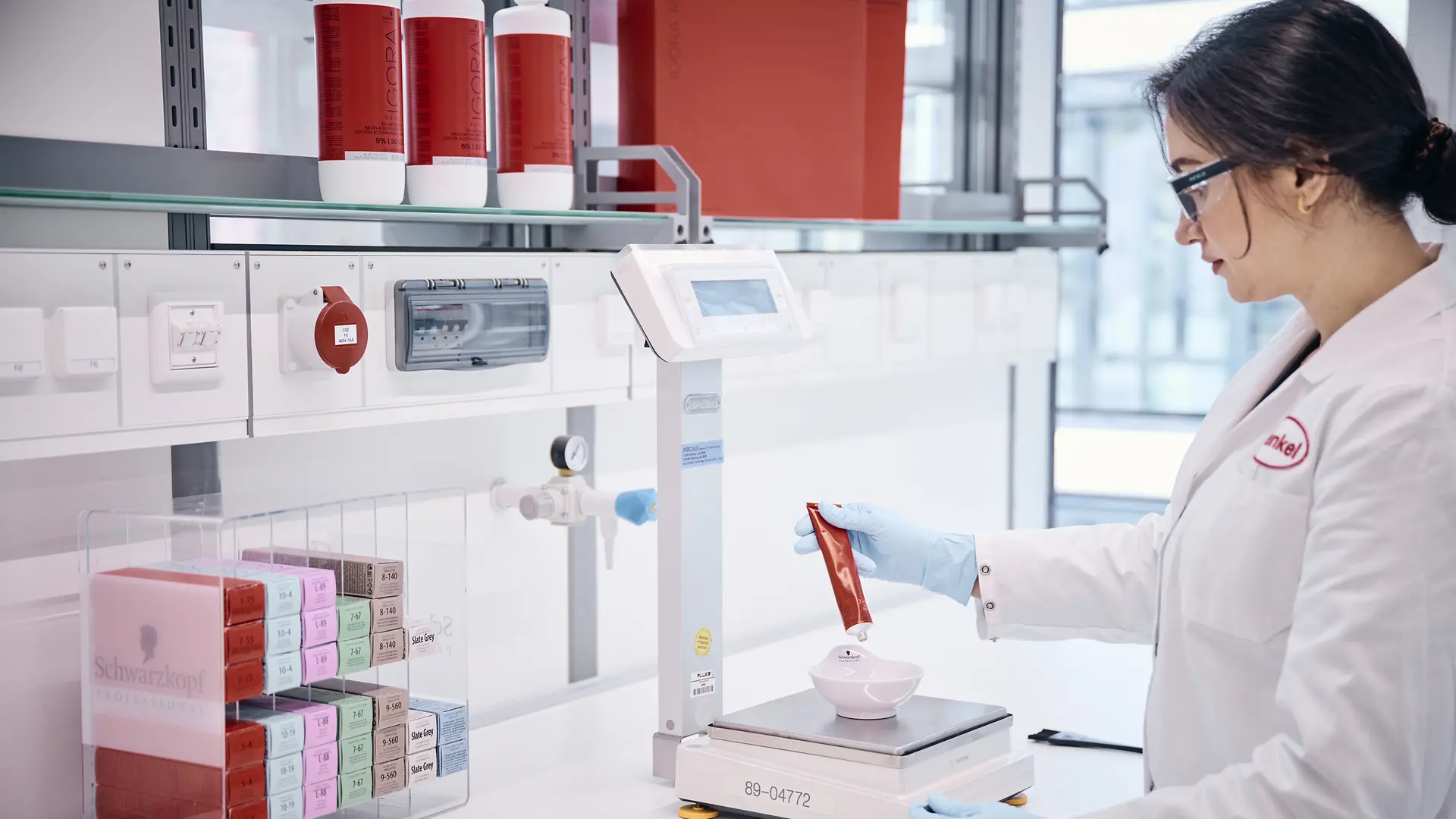 Addetto al laboratorio che pesa i prodotti da testare.