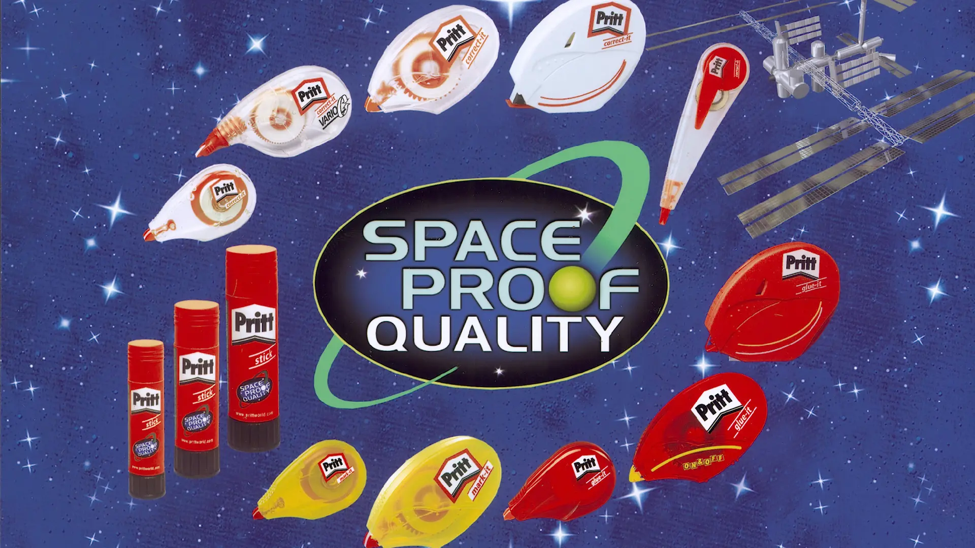 Una pubblicità mostra una gamma di prodotti Pritt adatti allo spazio. Sullo sfondo, un'astronave fluttua nello spazio. Al centro c'è scritto "Space Proof Quality".