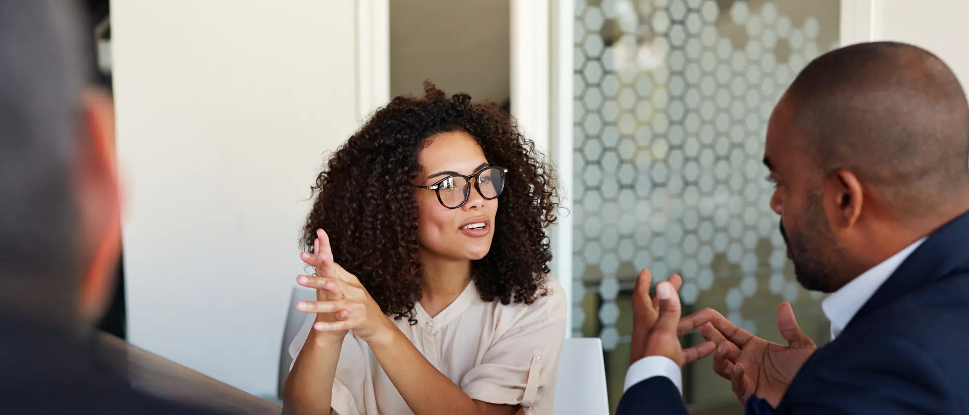 Colleghi impegnati nella collaborazione durante una riunione di lavoro, con una persona che illustra un’idea al gruppo. Un momento di confronto e condivisione che valorizza il lavoro di squadra e l’apporto delle diverse competenze.