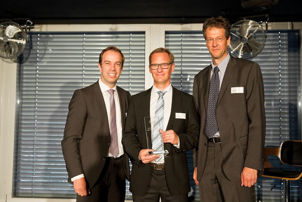 
Christian Kirsten, Corporate Senior Vice President Transport & Metal, Henkel Adhesive Technologies, presented the award for the best “Suply Performance” to Udo Hünger, Global Key Account Manager, and Christoph Hansen, Group Vice President, BASF (from left to right).