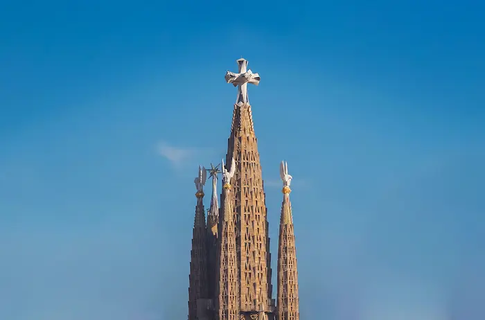 
Le sei torri centrali della Sagrada Familia sono state completate utilizzando adesivi