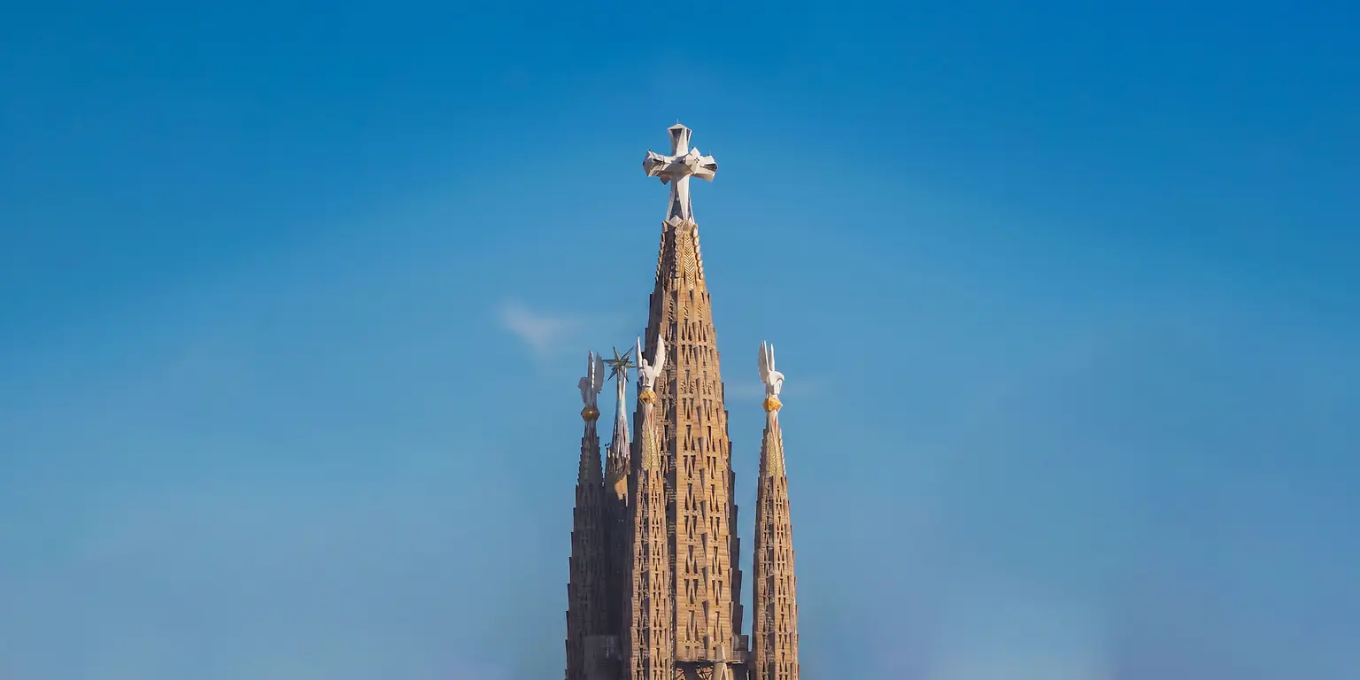 
Le sei torri centrali della Sagrada Familia sono state completate utilizzando adesivi