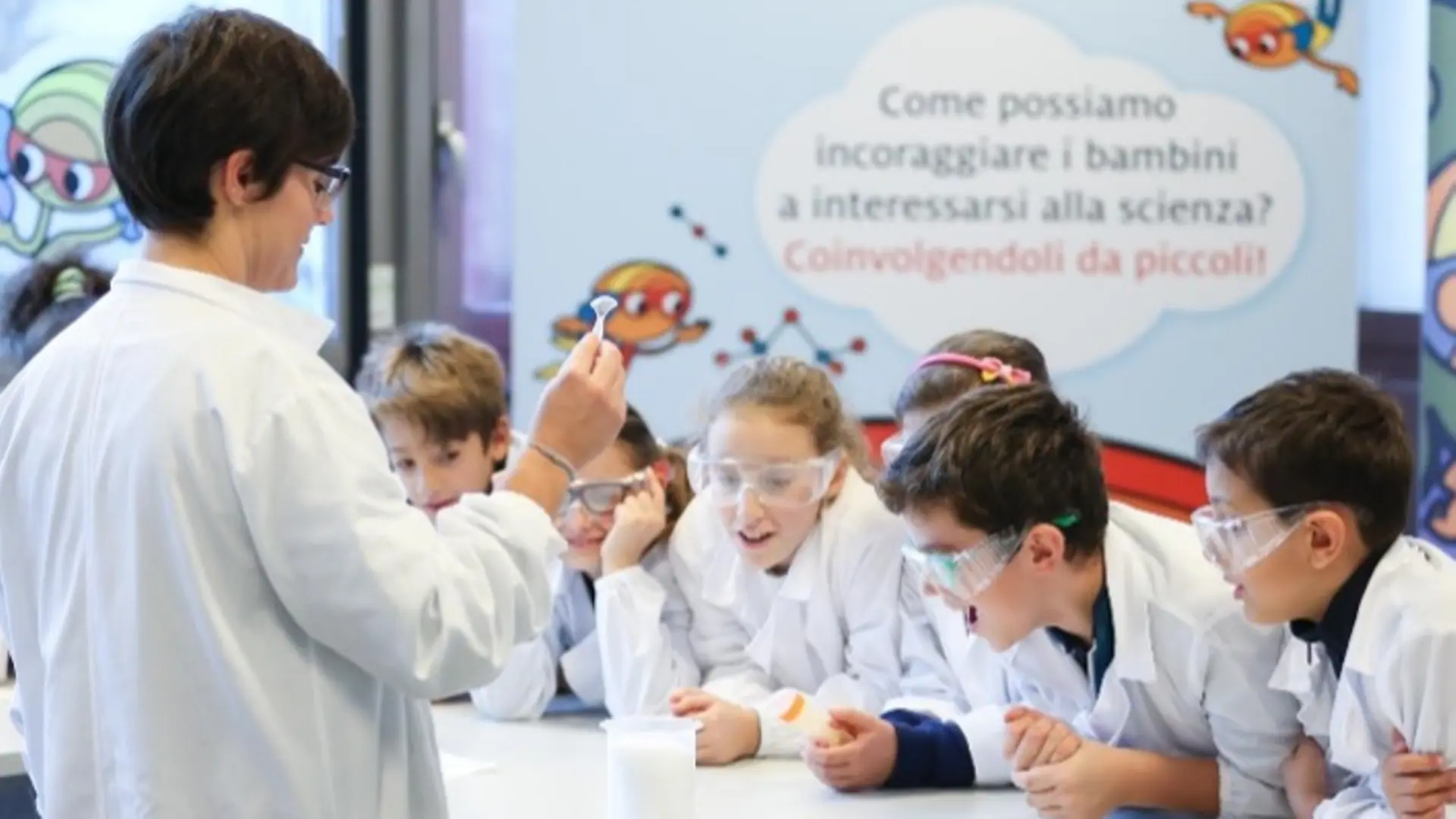Bambini della scuola che partecipano a Ricercamondo