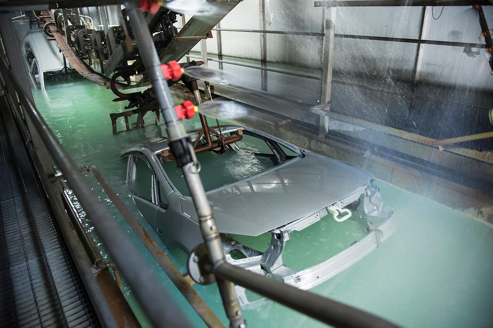 Dip baths used in the automobile industry ensure an even surface coating on the vehicle bodies.