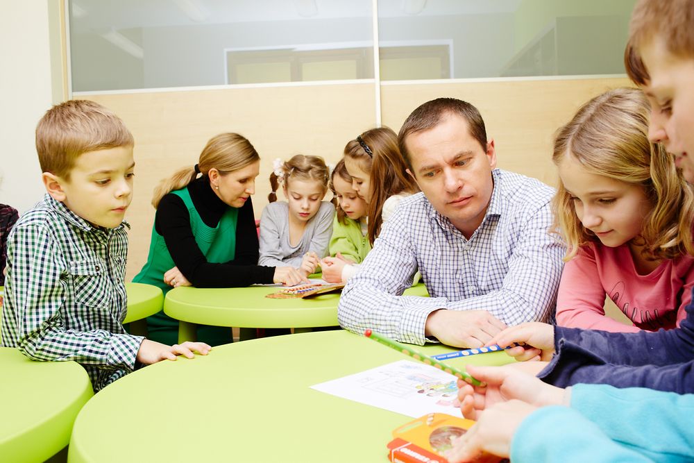 Henkel Sustainability Ambassadors teaching school children in the Czech Republic 