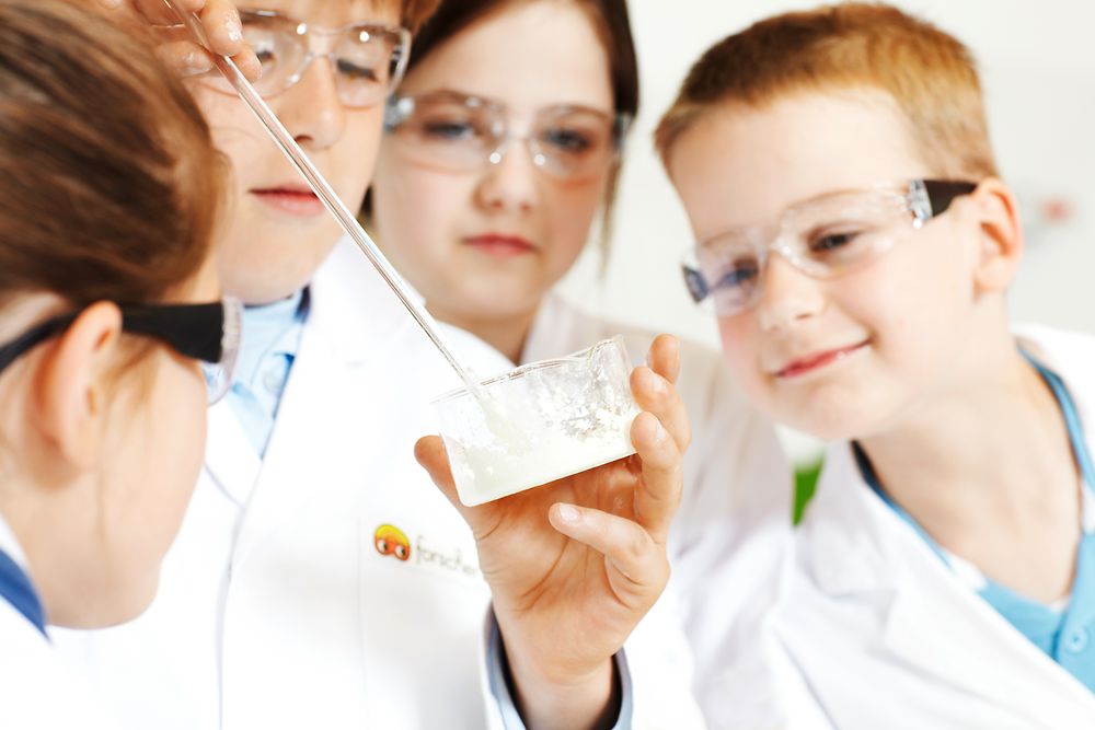Children experimenting at Henkel’s Forscherwelt