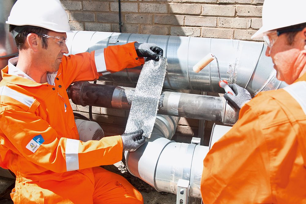 Bilfinger experts repair pipes with products from Henkel