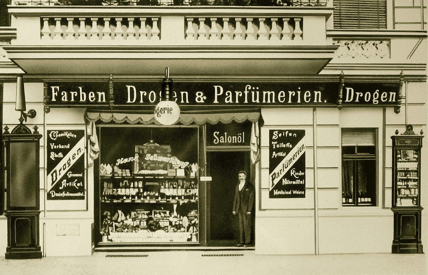 1898: Hans Schwarzkopf took over a drugstore in Berlin 