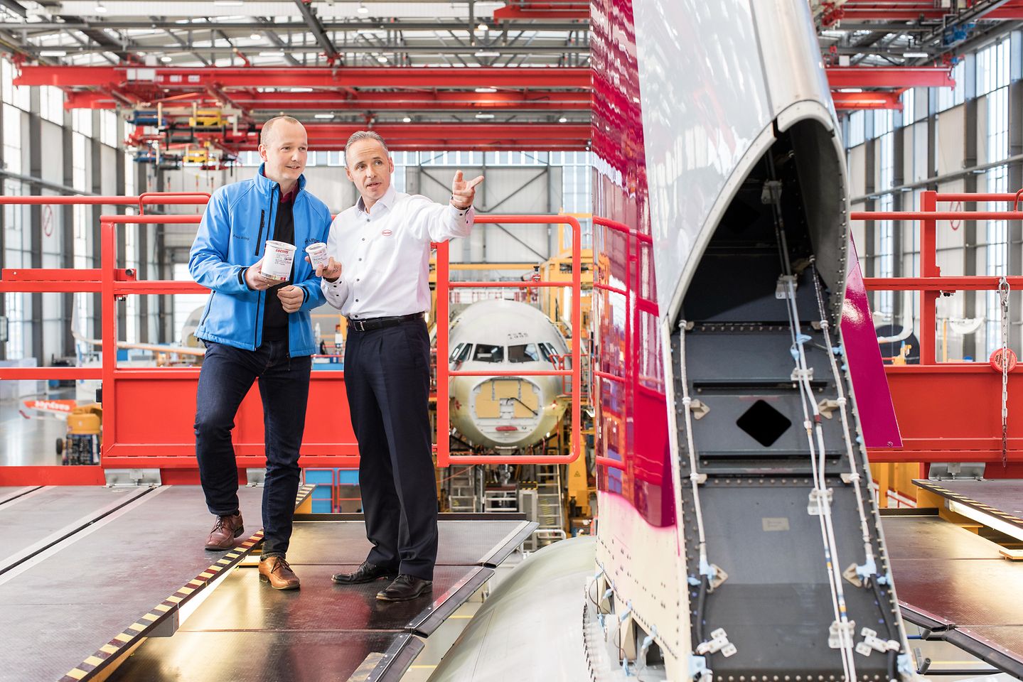 Airbus assembly hall in Hamburg: Guido Adolph from Henkel (right) discussing with Andre Aldag