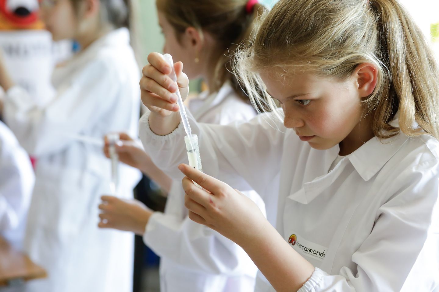 I bambini imparano come si lavora in un vero laboratorio scientifico, facendo autentici esperimenti chimici e fisici