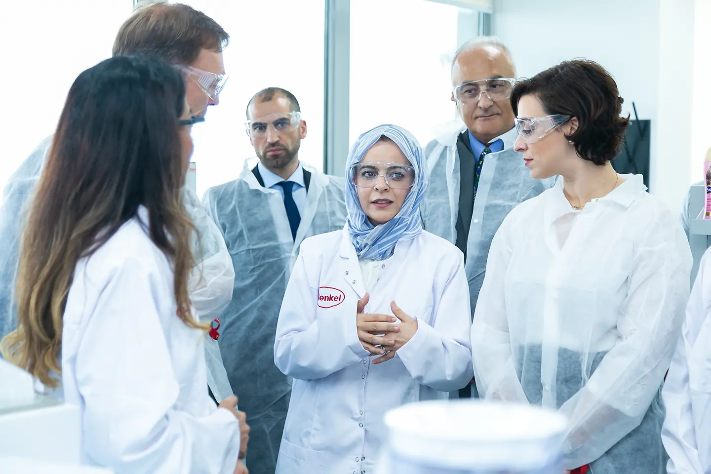 Olfa Aouida, Head of R&D MEA ambito cosmesi (al centro) mostra le attrezzature del nuovo laboratorio.