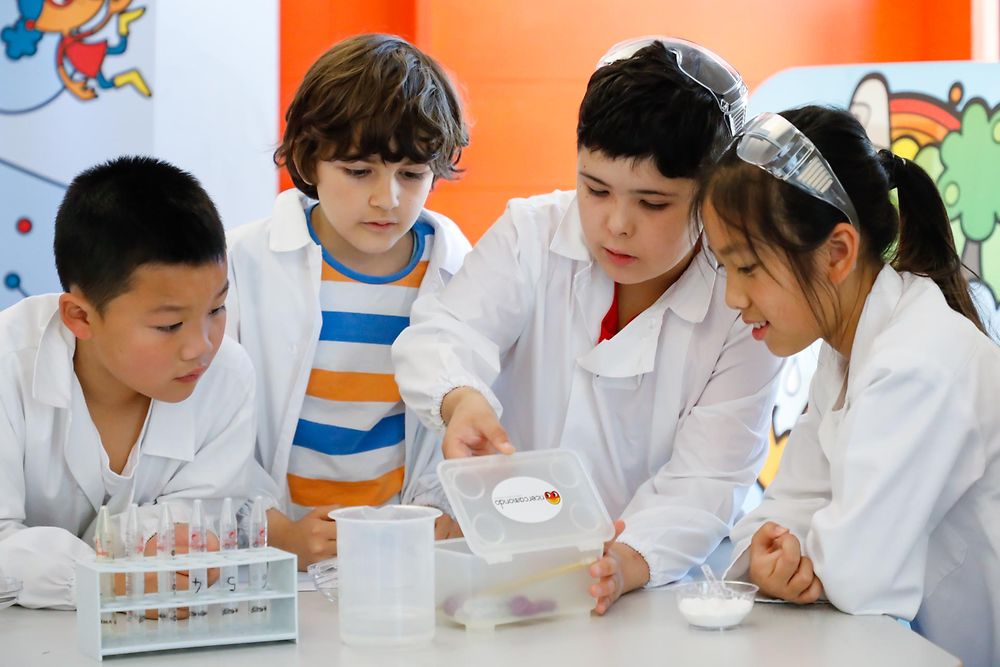 A ricercamondo i bambini diventano ricercatori per un giorno e lavorano con gli strumenti di un vero laboratorio scientifico