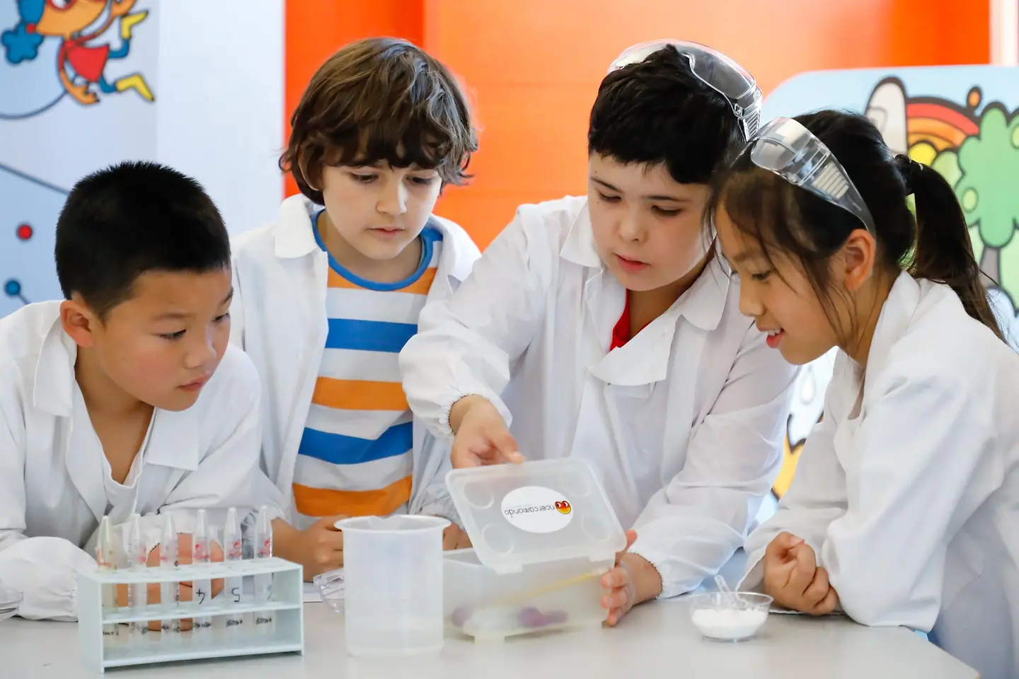 A ricercamondo i bambini diventano ricercatori per un giorno e lavorano con gli strumenti di un vero laboratorio scientifico