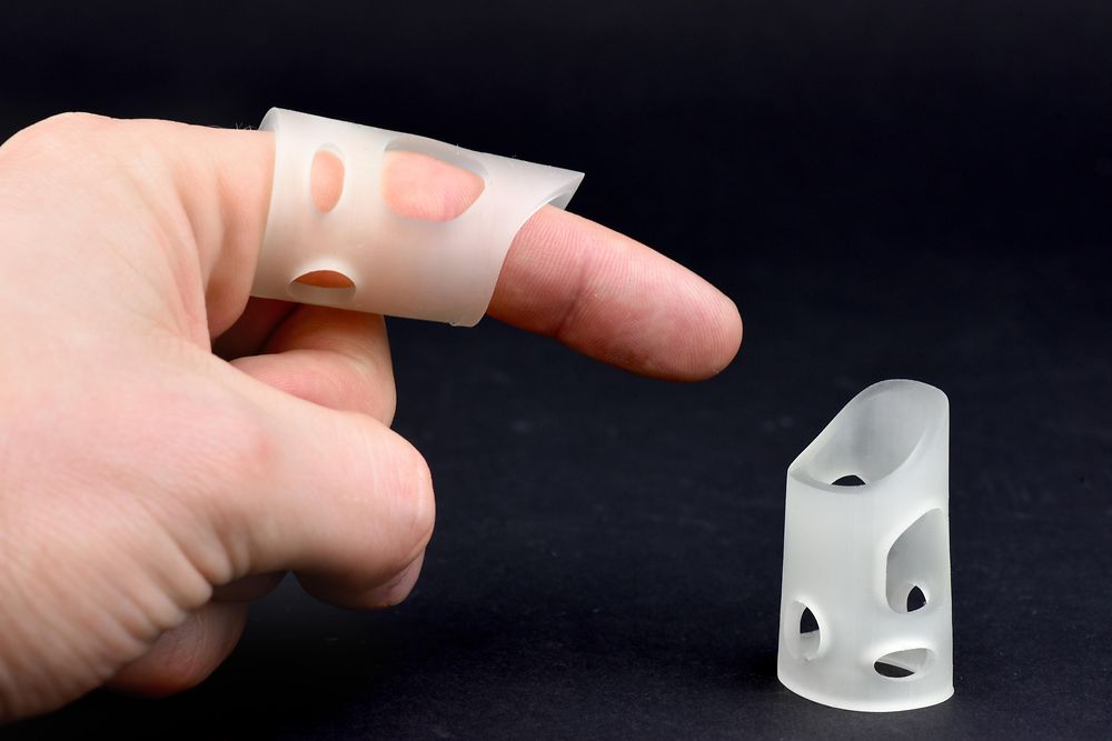  A finger splint* 3D printed on Origin´s platform with Henkel silicone