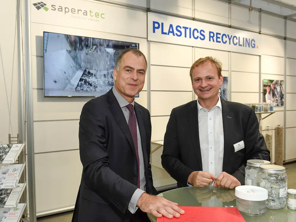 Jan-Dirk Auris, Executive Vice President Adhesive Technologies, met with Saperatec GmbH founder and CEO Dr. Sebastian Kernbaum at K2019 in Düsseldorf.