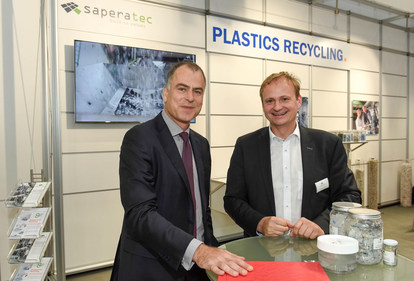 Jan-Dirk Auris, Executive Vice President Adhesive Technologies, met with Saperatec GmbH founder and CEO Dr. Sebastian Kernbaum at K2019 in Düsseldorf.